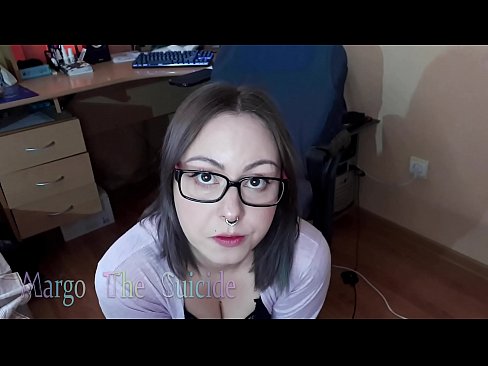❤️ Σέξι κορίτσι με γυαλιά πιπιλίζει Dildo βαθιά στην κάμερα ☑ Πόρνο ️