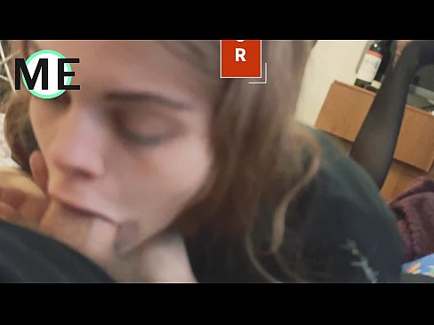 ❤️ Πούτσος στο λαιμό της, σκισμένο καλσόν και σκισμένα τακούνια ☑ Πόρνο ️